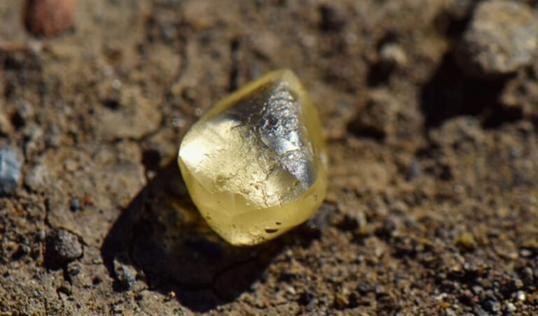 Cách phân biệt kim cương tự nhiên và kim cương nhân tạo