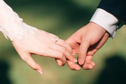 Đeo nhẫn đính hôn ngón nào là phù hợp nhất?
