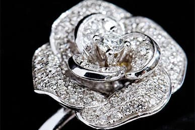 Nhẫn Kim Cương Hoa Hồng: Biểu Tượng Của Tình Yêu Và Sự Nữ Tính