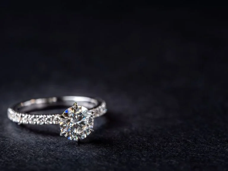 Khám Phá Thế Giới của Nhẫn Vàng Trắng Kim Cương