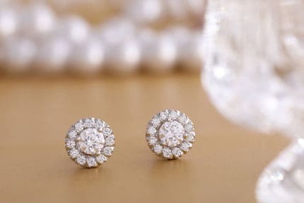 Tìm Hiểu Về Giá Bông Tai Kim Cương Hột Xoàn – Điểm Nhấn Cho Sự Quý Phái