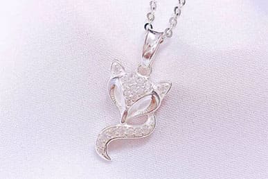 Có Nên Đeo Mặt Dây Chuyền Hồ Ly? Sự Hấp Dẫn và Ý Nghĩa Đằng Sau