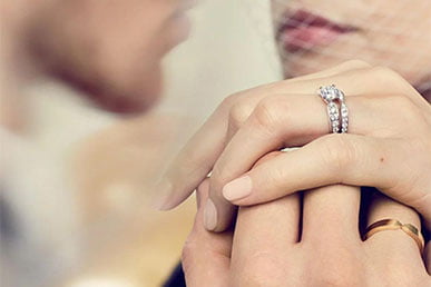 Nên Đeo Nhẫn Kim Cương Ở Ngón Nào? Hướng Dẫn và Lời Khuyên