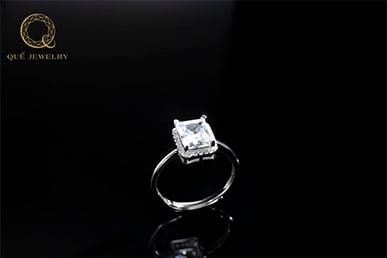 Nhẫn Kim Cương Mặt Vuông: Vẻ Đẹp Độc Đáo và Quý Phái 