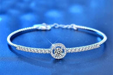 Khám Phá Vòng Tay Hột Xoàn Đẹp – Sự Kết Hợp Hoàn Hảo của Nghệ Thuật và Vẻ Đẹp Tự Nhiên