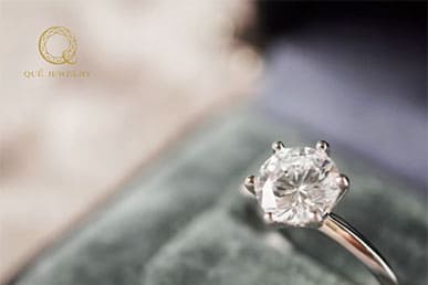 Khám Phá Về Giá Của Một Chiếc Nhẫn Kim Cương Trong Thị Trường Trang Sức